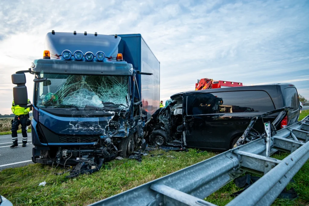 钢板弹簧断裂引发对撞事故——依维柯引争议