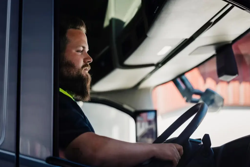 新型驾驶员监控系统：指尖测酒精、实时心率监测与生物识别摄像头