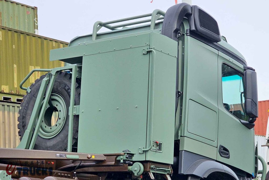 民用卡车爆改军用卡车，配置有何特殊之处？实拍奔驰Arocs 6x6军卡带你好好看看