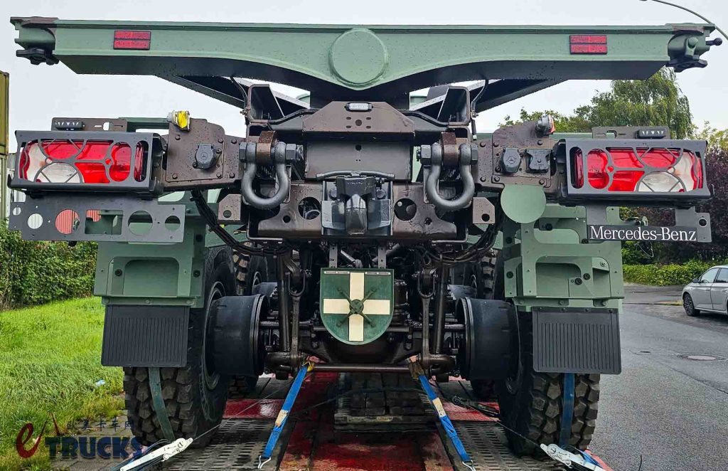 民用卡车爆改军用卡车，配置有何特殊之处？实拍奔驰Arocs 6x6军卡带你好好看看