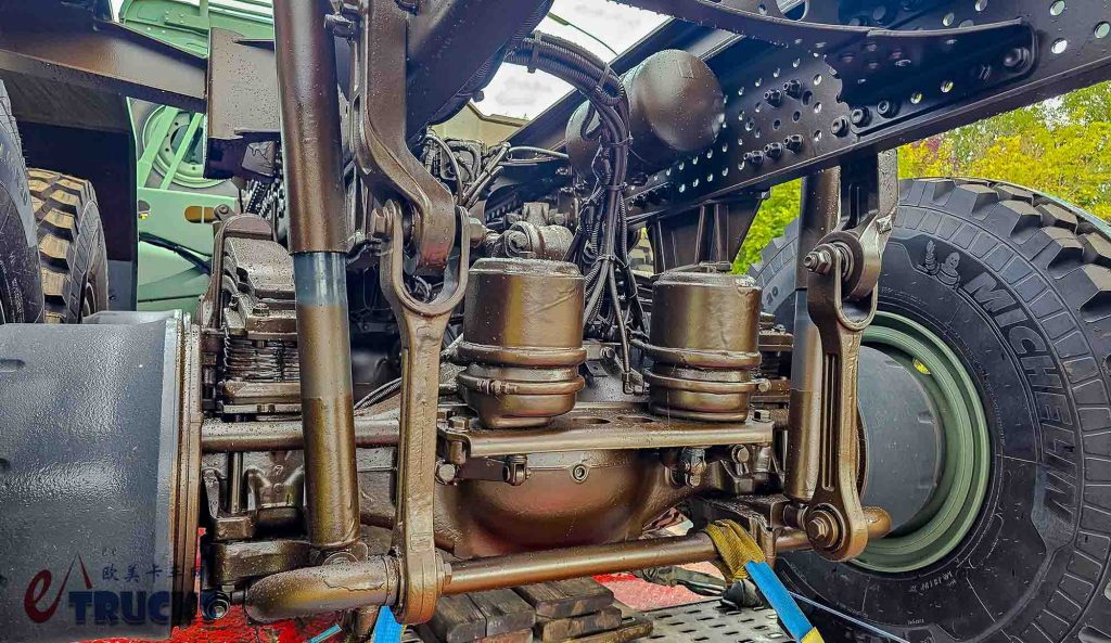民用卡车爆改军用卡车，配置有何特殊之处？实拍奔驰Arocs 6x6军卡带你好好看看