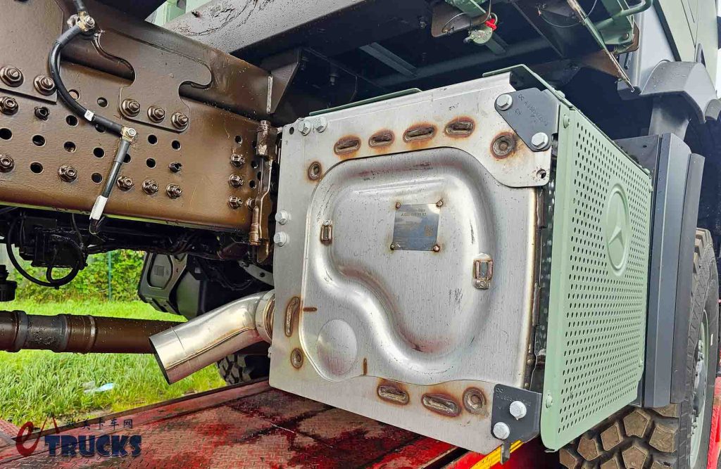 民用卡车爆改军用卡车，配置有何特殊之处？实拍奔驰Arocs 6x6军卡带你好好看看