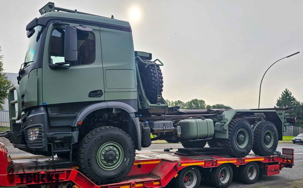 民用卡车爆改军用卡车，配置有何特殊之处？实拍奔驰Arocs 6x6军卡带你好好看看
