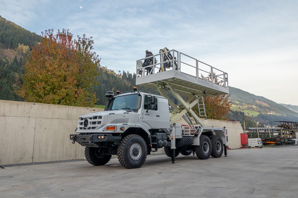 奥地利安普EMPL交付奔驰Zetros 6x6升降平台作业车