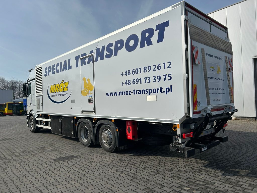 搭载ProCabin驾驶室的奔驰Actros L，专用运输一日龄雏鸡