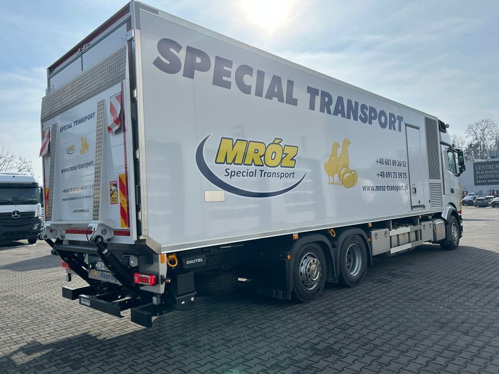 搭载ProCabin驾驶室的奔驰Actros L，专用运输一日龄雏鸡
