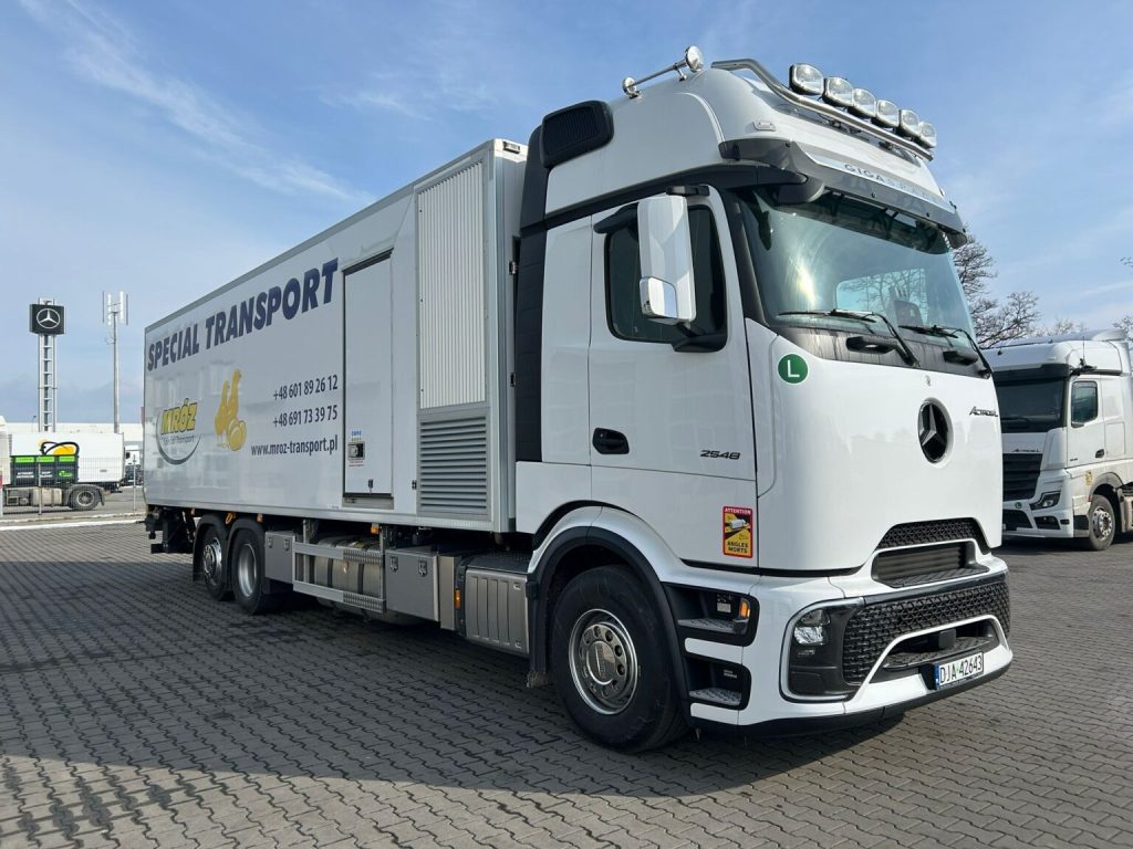 搭载ProCabin驾驶室的奔驰Actros L，专用运输一日龄雏鸡