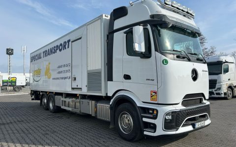搭载ProCabin驾驶室的奔驰Actros L，专用运输一日龄雏鸡