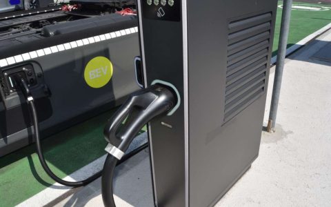 德国电动卡车：接受度提高，但认知不足拖累转型进程