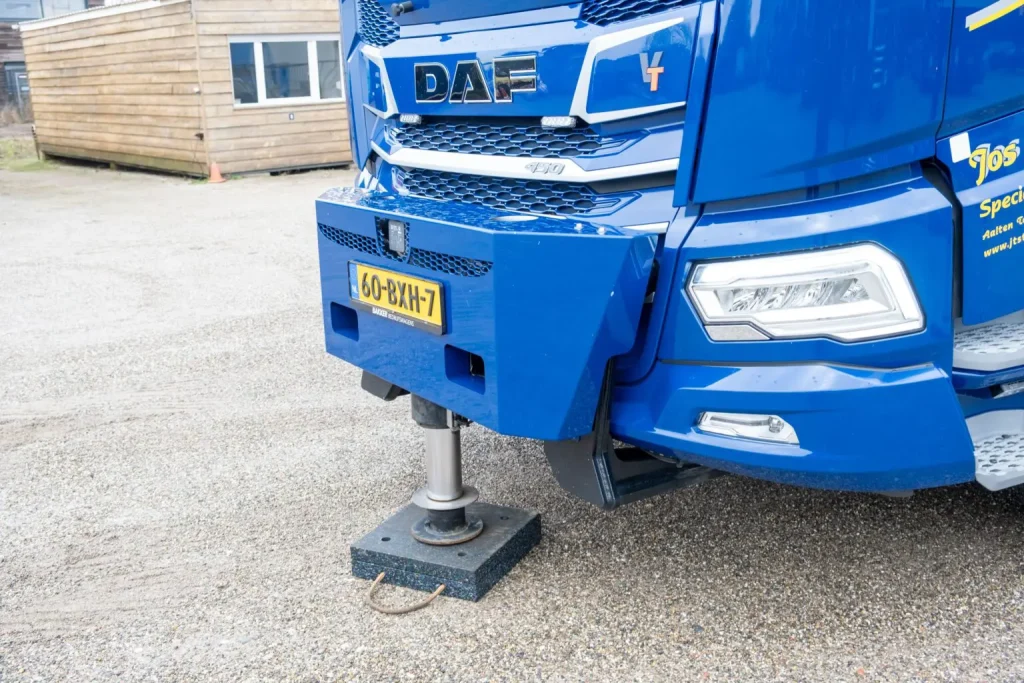 为特种运输公司量身打造的紧凑型DAF XD 8x2 WSG随车吊