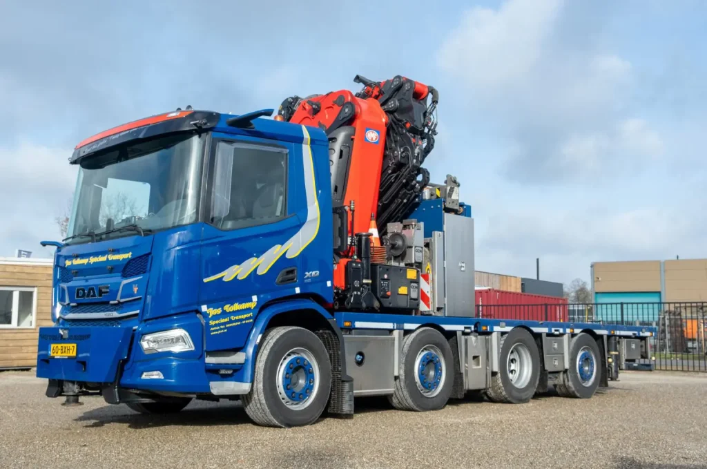 为特种运输公司量身打造的紧凑型DAF XD 8x2 WSG随车吊