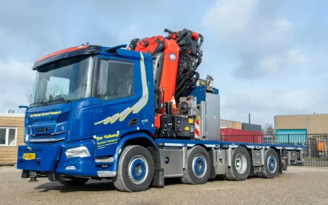 为特种运输公司量身打造的紧凑型DAF XD 8x2 WSG随车吊