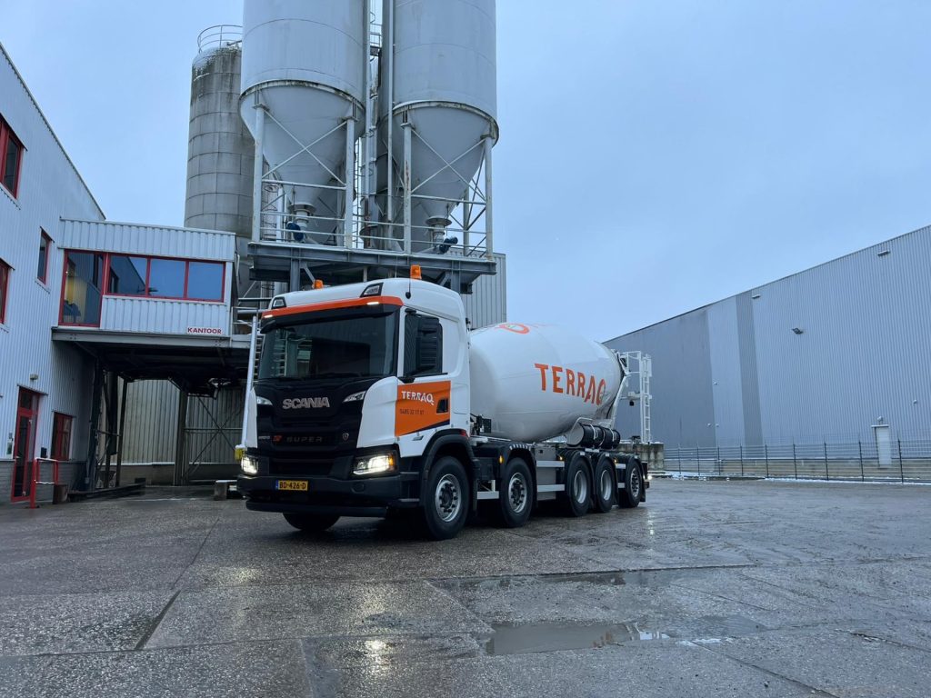 Terraq选择原厂五轴斯堪尼亚混凝土搅拌车，以49吨总重助力堤坝加固
