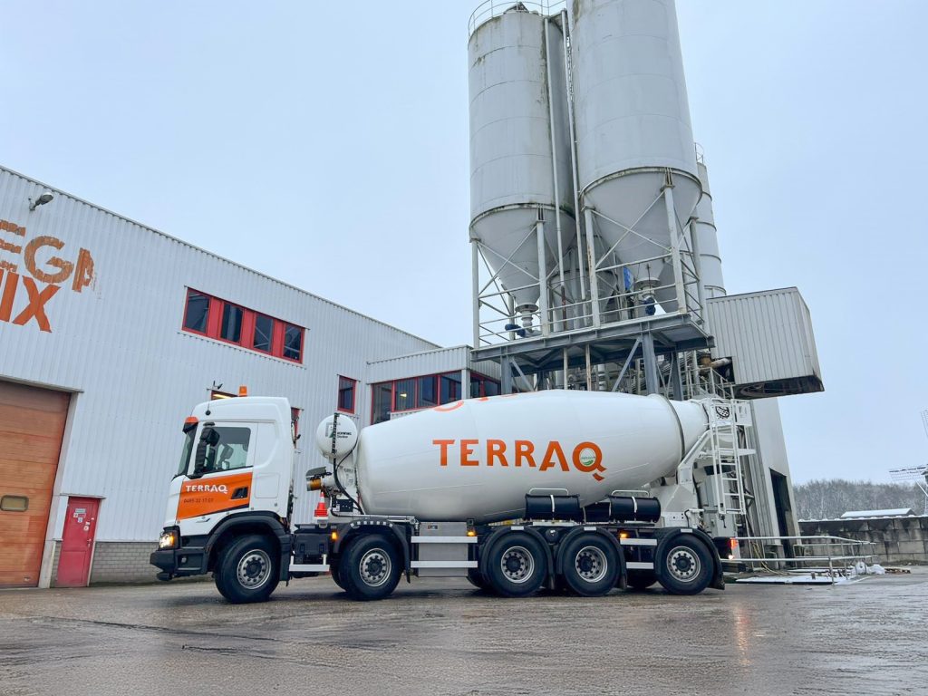 Terraq选择原厂五轴斯堪尼亚混凝土搅拌车，以49吨总重助力堤坝加固