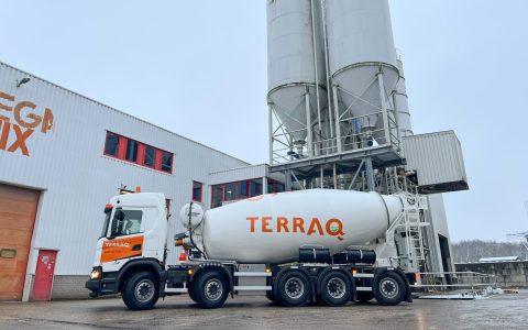 Terraq选择原厂五轴斯堪尼亚混凝土搅拌车，以49吨总重助力堤坝加固