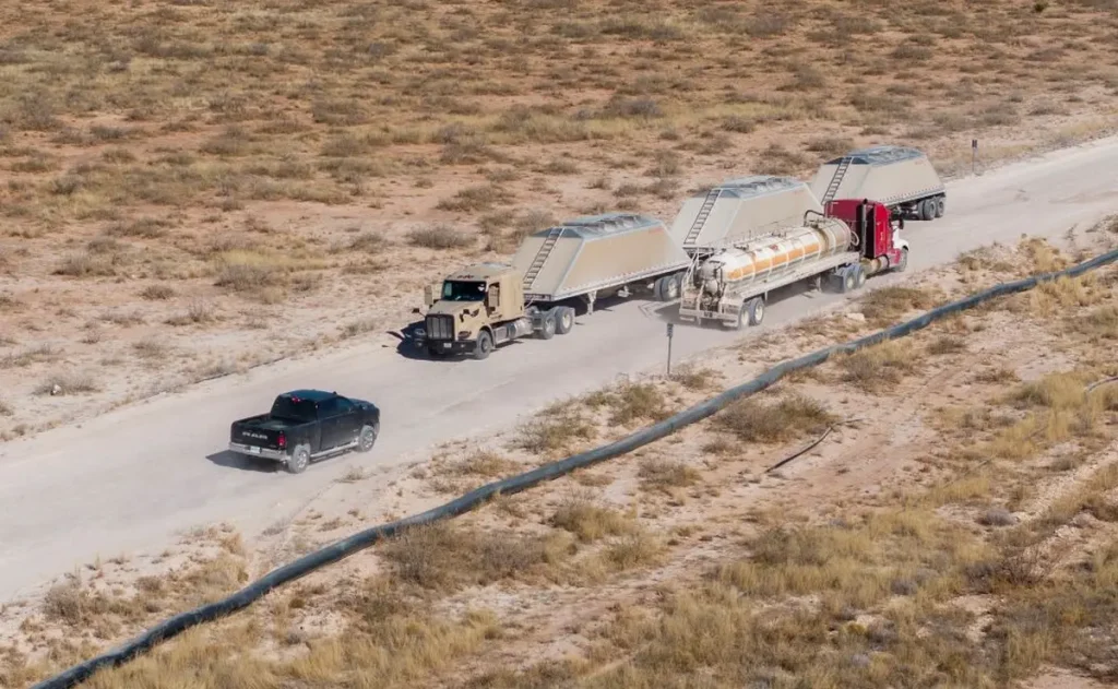 工人抗议我就用自动驾驶+三挂车!美国石油行业正加速"去司机化"