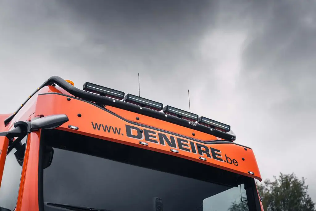 橙色闪耀:Deneire公司迎来全新定制版MAN TGX