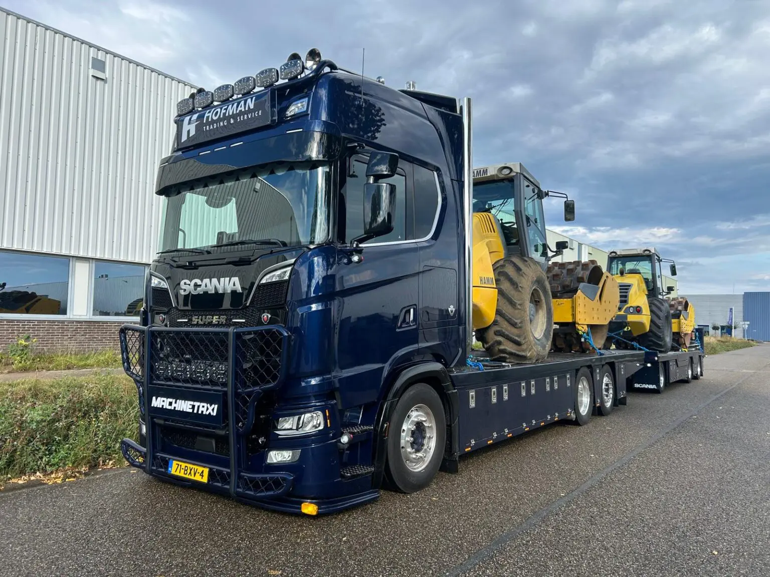 斯堪尼亚S770 V8梦想成真，用于运输土方机械