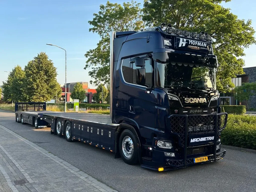 斯堪尼亚S770 V8梦想成真，用于运输土方机械