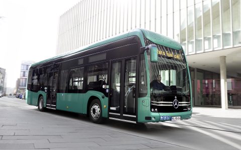梅赛德斯-奔驰eCitaro燃料电池巴士荣获“2026年度电动燃料电池巴士冠军”