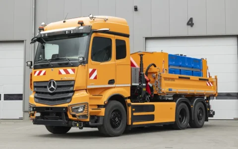 电动除雪靠电池？奔驰力推eActros 400配除雪铲