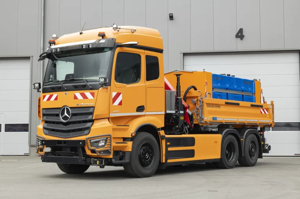 电动除雪靠电池?奔驰力推eActros 400配除雪铲