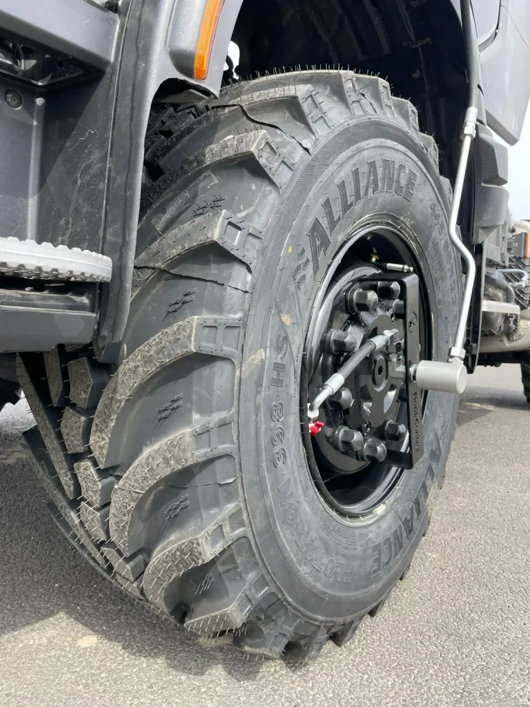 能上沙滩又能跑高速的牵引车:配备轮胎充放气系统的全驱斯堪尼亚