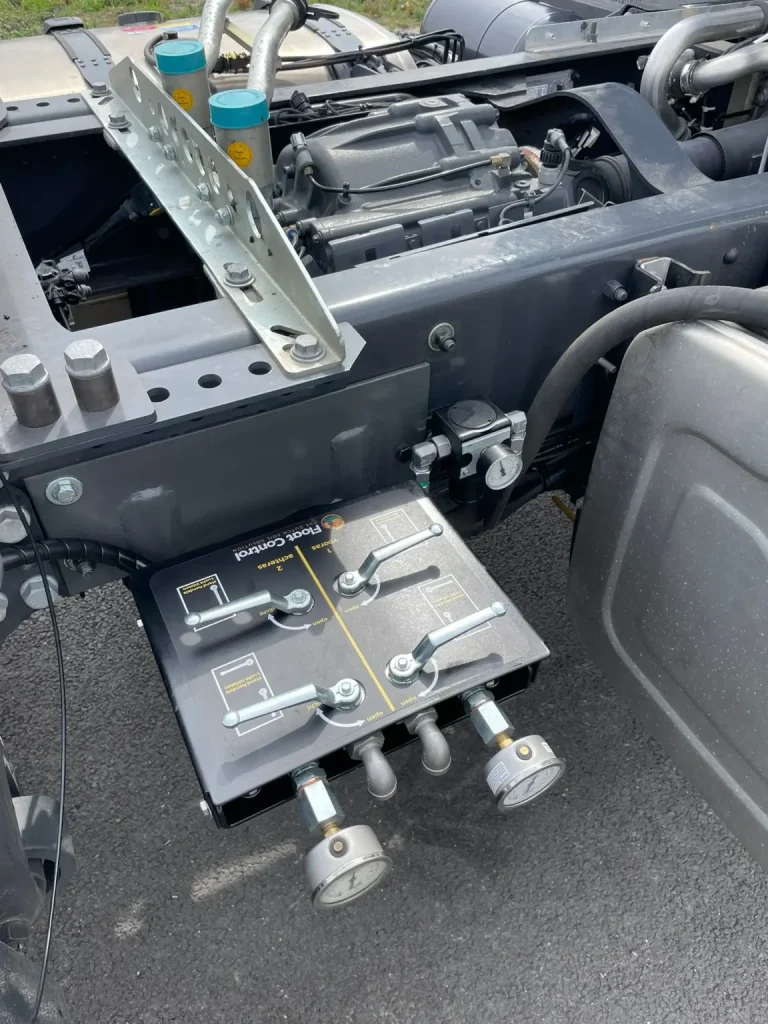 能上沙滩又能跑高速的牵引车:配备轮胎充放气系统的全驱斯堪尼亚