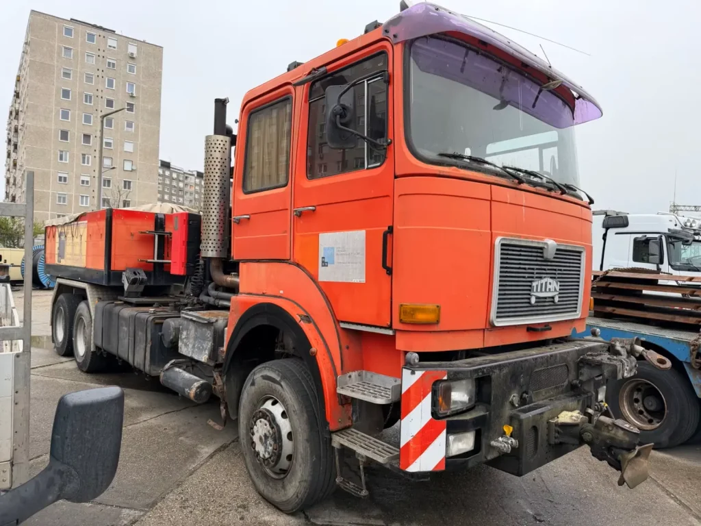 罕见V12双涡轮重卡现身：36岁Titan 6x6大件牵引车，售价仅2万欧元