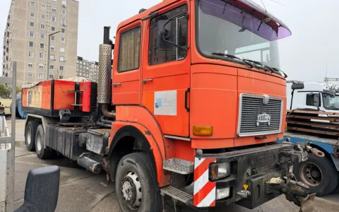 罕见V12双涡轮重卡现身：36岁Titan 6x6大件牵引车，售价仅2万欧元