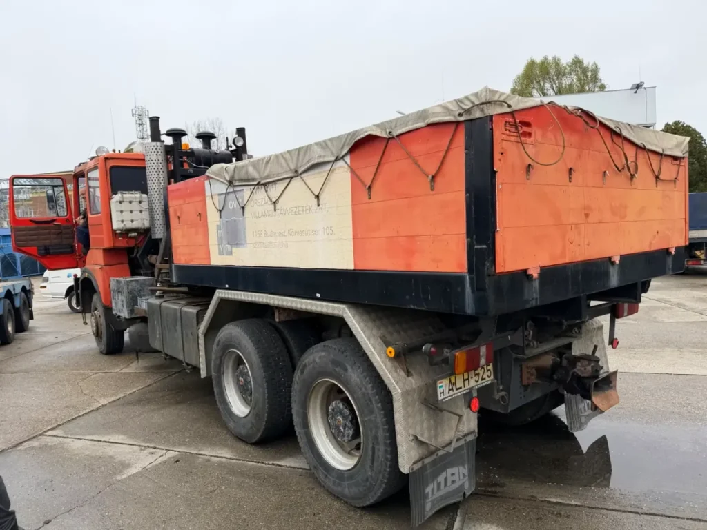 罕见V12双涡轮重卡现身：36岁Titan 6x6大件牵引车，售价仅2万欧元