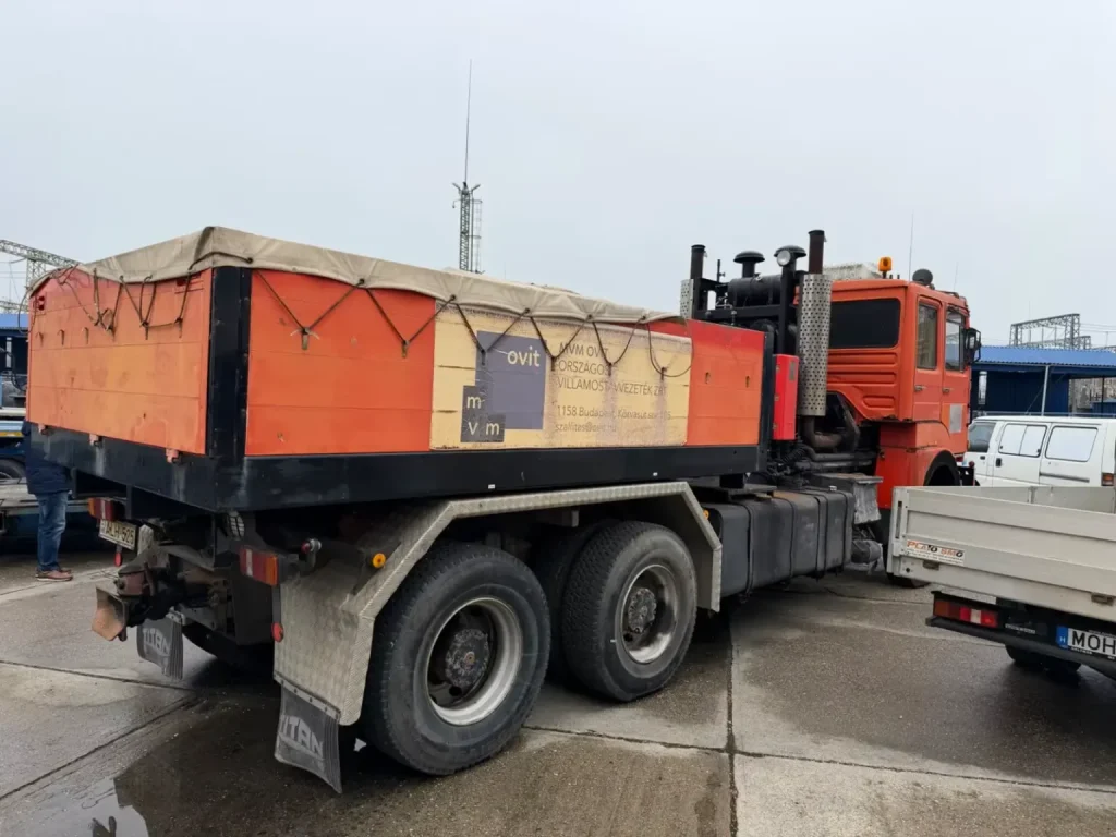 罕见V12双涡轮重卡现身：36岁Titan 6x6大件牵引车，售价仅2万欧元