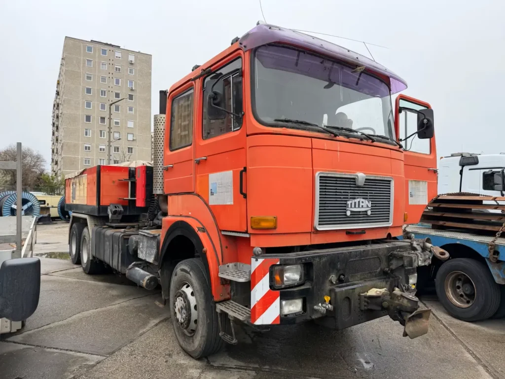 罕见V12双涡轮重卡现身：36岁Titan 6x6大件牵引车，售价仅2万欧元