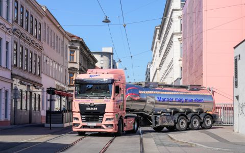 粉色甜点运输车：Manner携手曼恩启动电动卡车物流