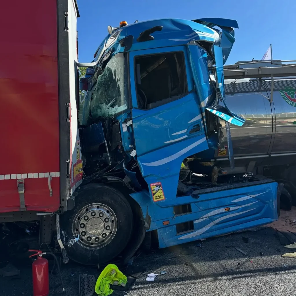 DAF XG+追尾事故：驾驶室溃缩区与特殊固定装置显效，司机仅受轻伤