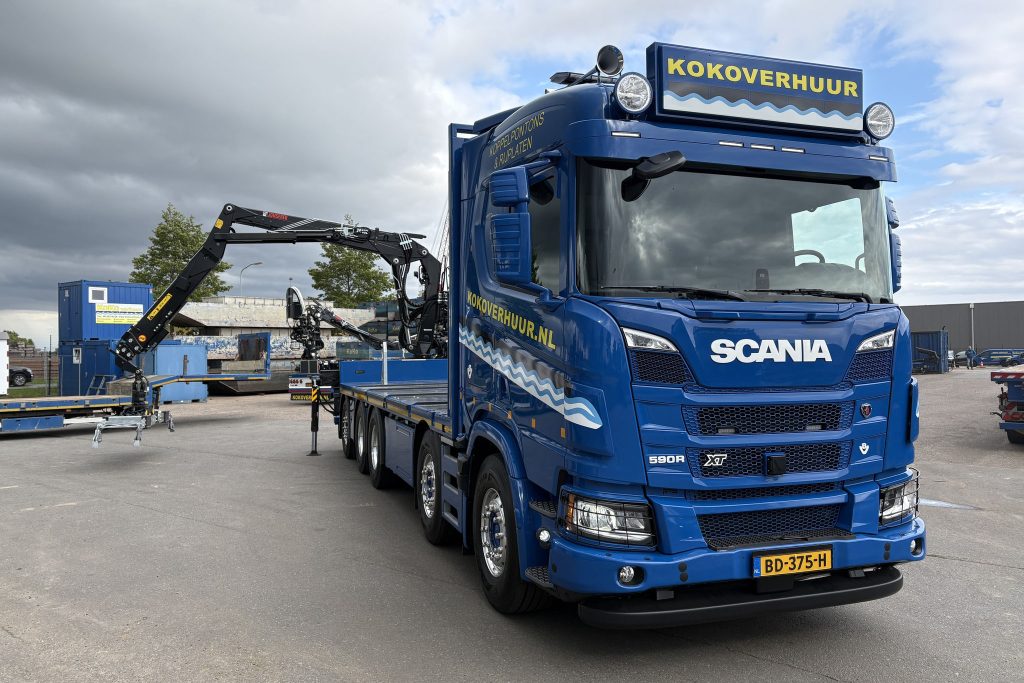 Koko Verhuur启用两辆斯堪尼亚R590 V8铺路钢板运输车