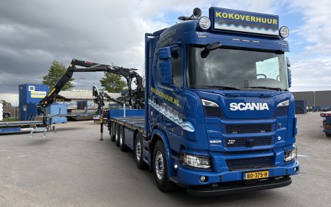 Koko Verhuur启用两辆斯堪尼亚R590 V8铺路钢板运输车
