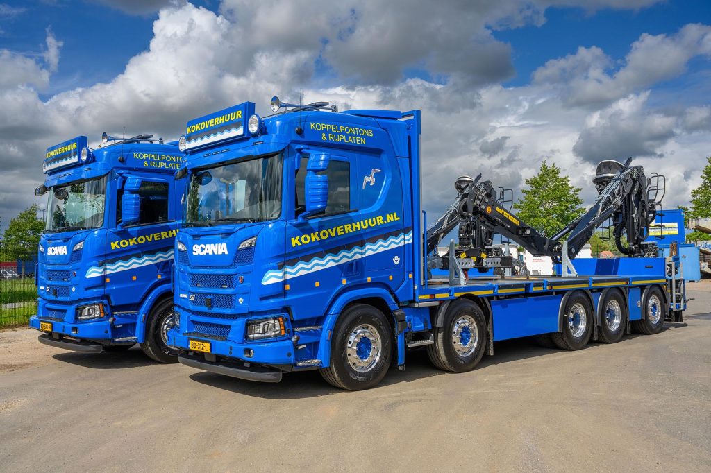 Koko Verhuur启用两辆斯堪尼亚R590 V8铺路钢板运输车