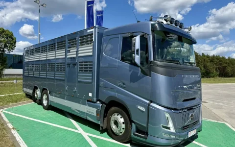沃尔沃FH Aero 500：平顶驾驶室、不带涡轮复合系统
