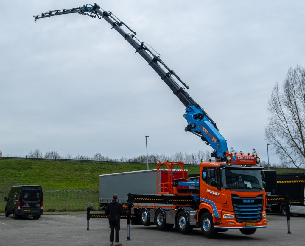荷兰H.J. Engelage公司引进引人注目的四轴DAF XF530特种作业车