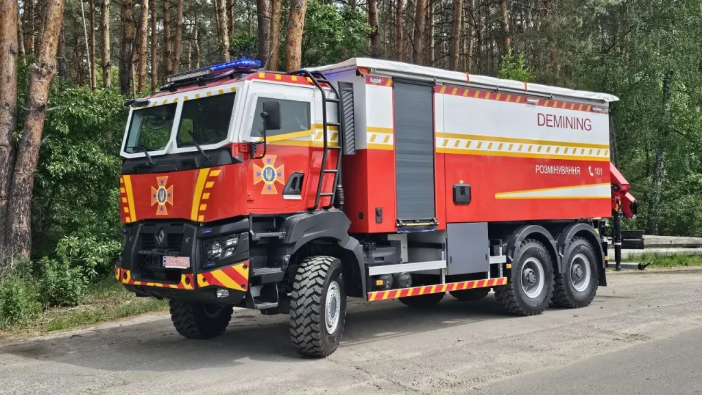 乌克兰消防部门接收新型导弹残骸运输车：雷诺K系列6×6底盘，配装甲驾驶室
