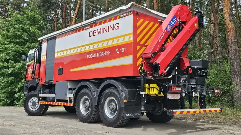 乌克兰消防部门接收新型导弹残骸运输车：雷诺K系列6×6底盘，配装甲驾驶室