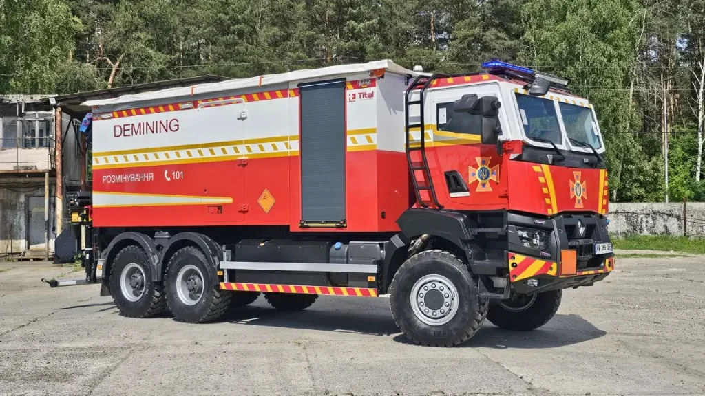 乌克兰消防部门接收新型导弹残骸运输车：雷诺K系列6×6底盘，配装甲驾驶室
