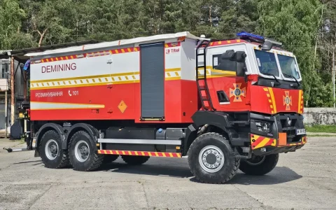 乌克兰消防部门接收新型导弹残骸运输车：雷诺K系列6×6底盘，配装甲驾驶室