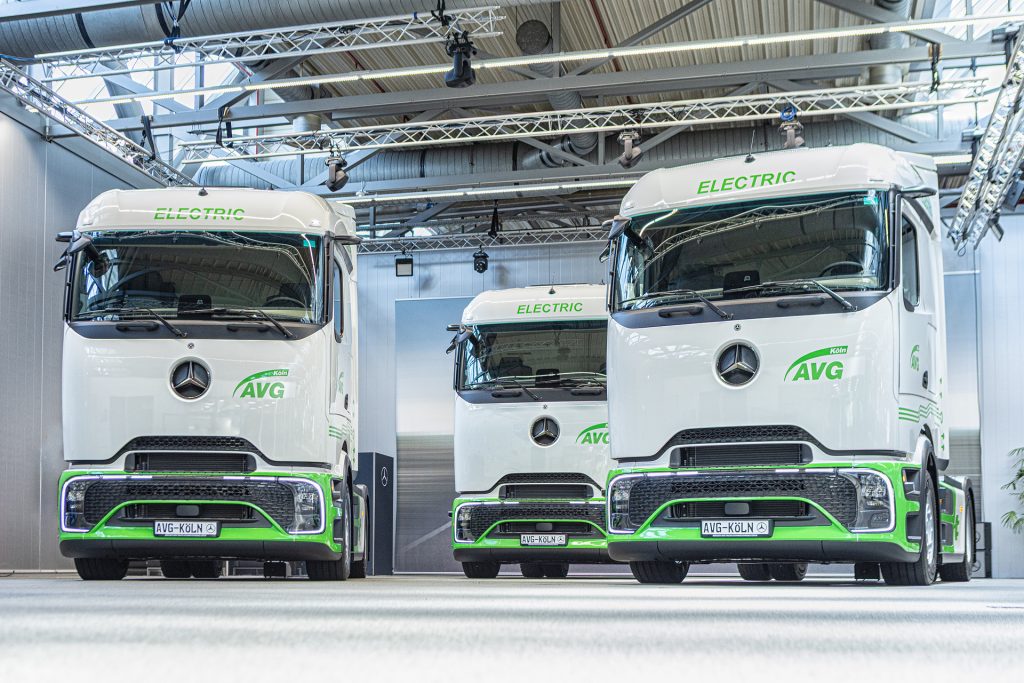 eActros 400搭载机械式取力器:梅赛德斯-奔驰卡车向AVG科隆交付自卸半挂列车