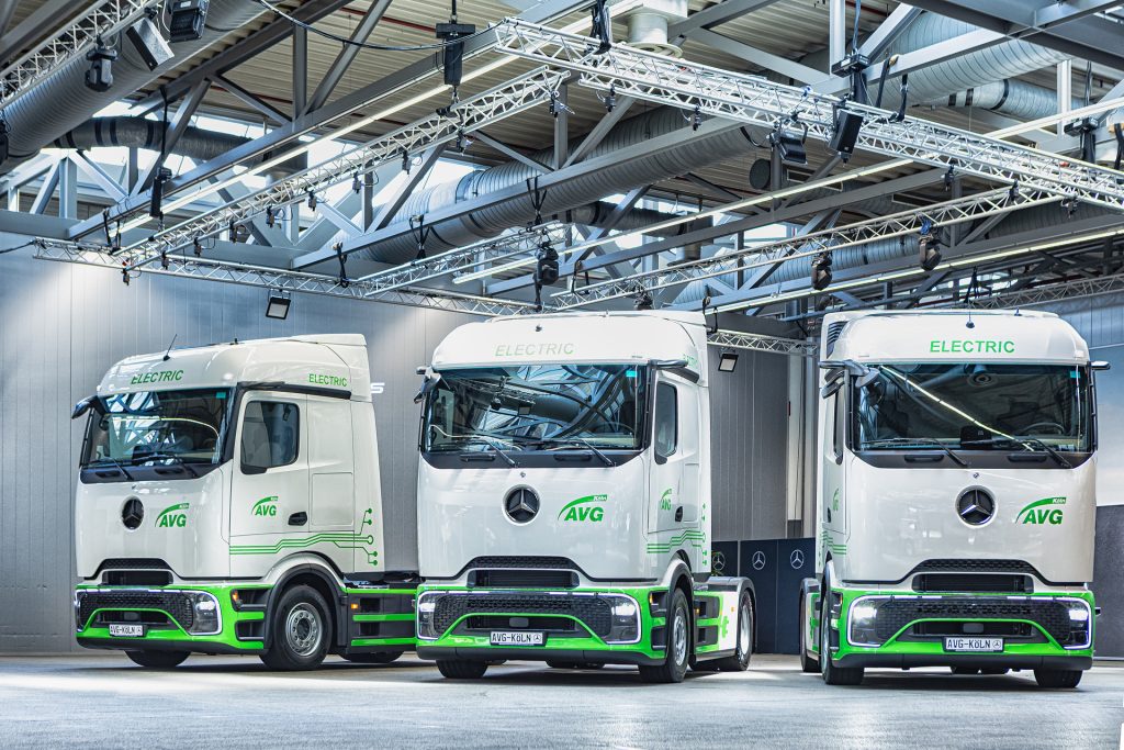 eActros 400搭载机械式取力器:梅赛德斯-奔驰卡车向AVG科隆交付自卸半挂列车