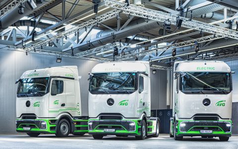 eActros 400搭载机械式取力器：梅赛德斯-奔驰卡车向AVG科隆交付自卸半挂列车
