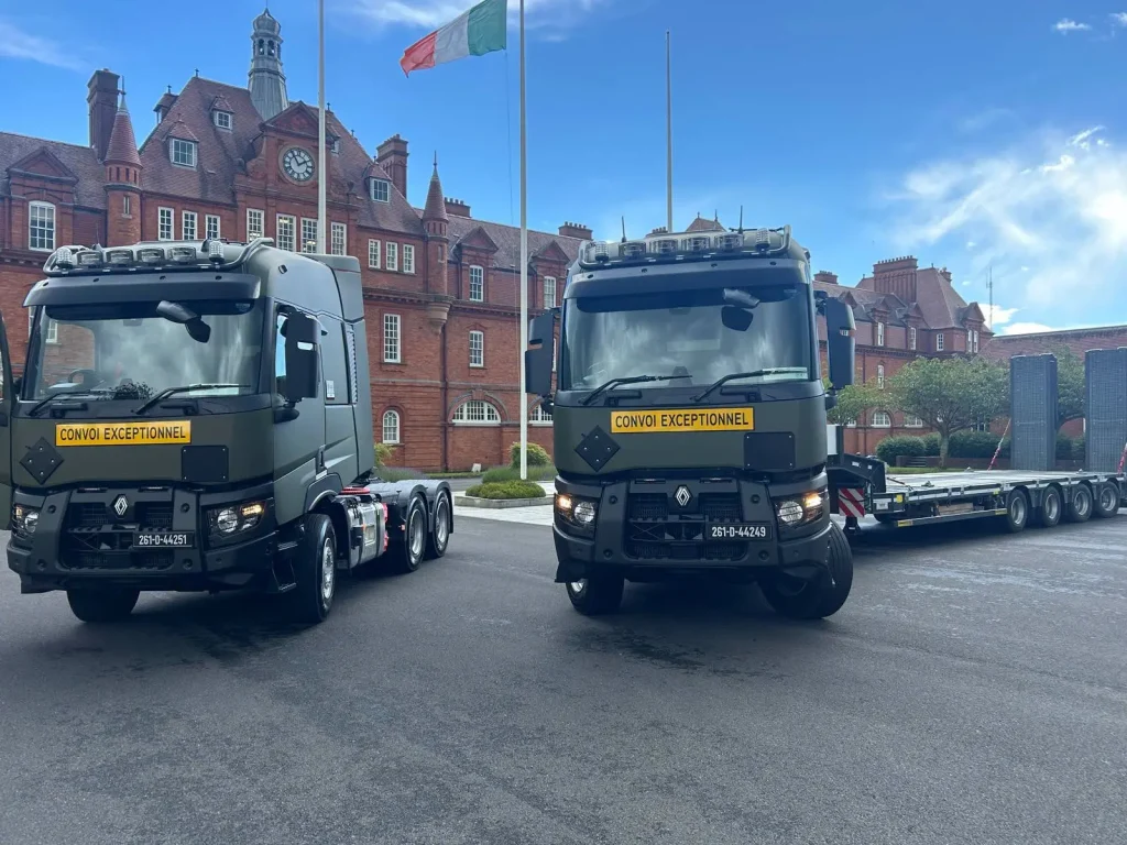 爱尔兰军方列装雷诺C520 6×4牵引车，专为低平板挂车打造