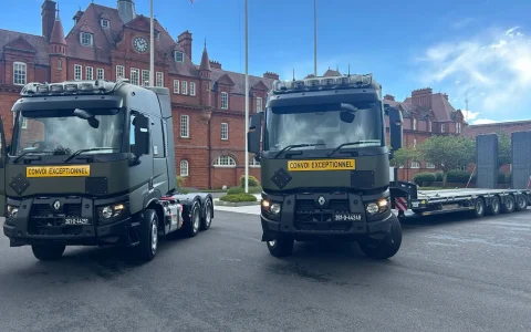 爱尔兰军方列装雷诺C520 6×4牵引车，专为低平板挂车打造