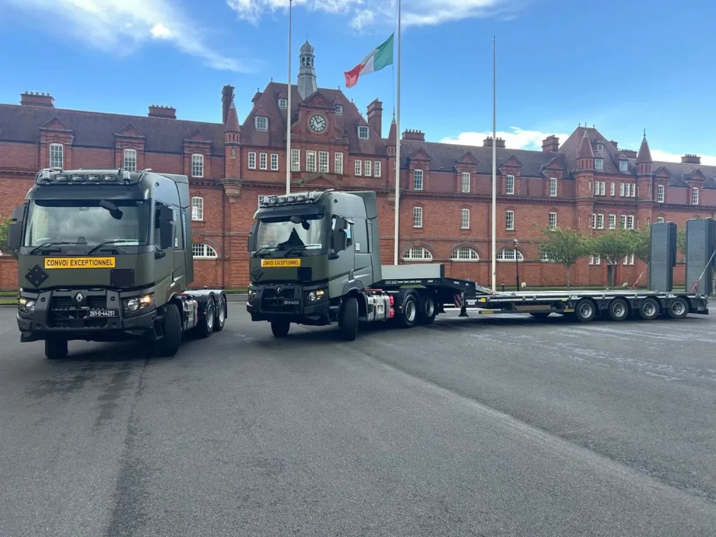 爱尔兰军方列装雷诺C520 6×4牵引车，专为低平板挂车打造